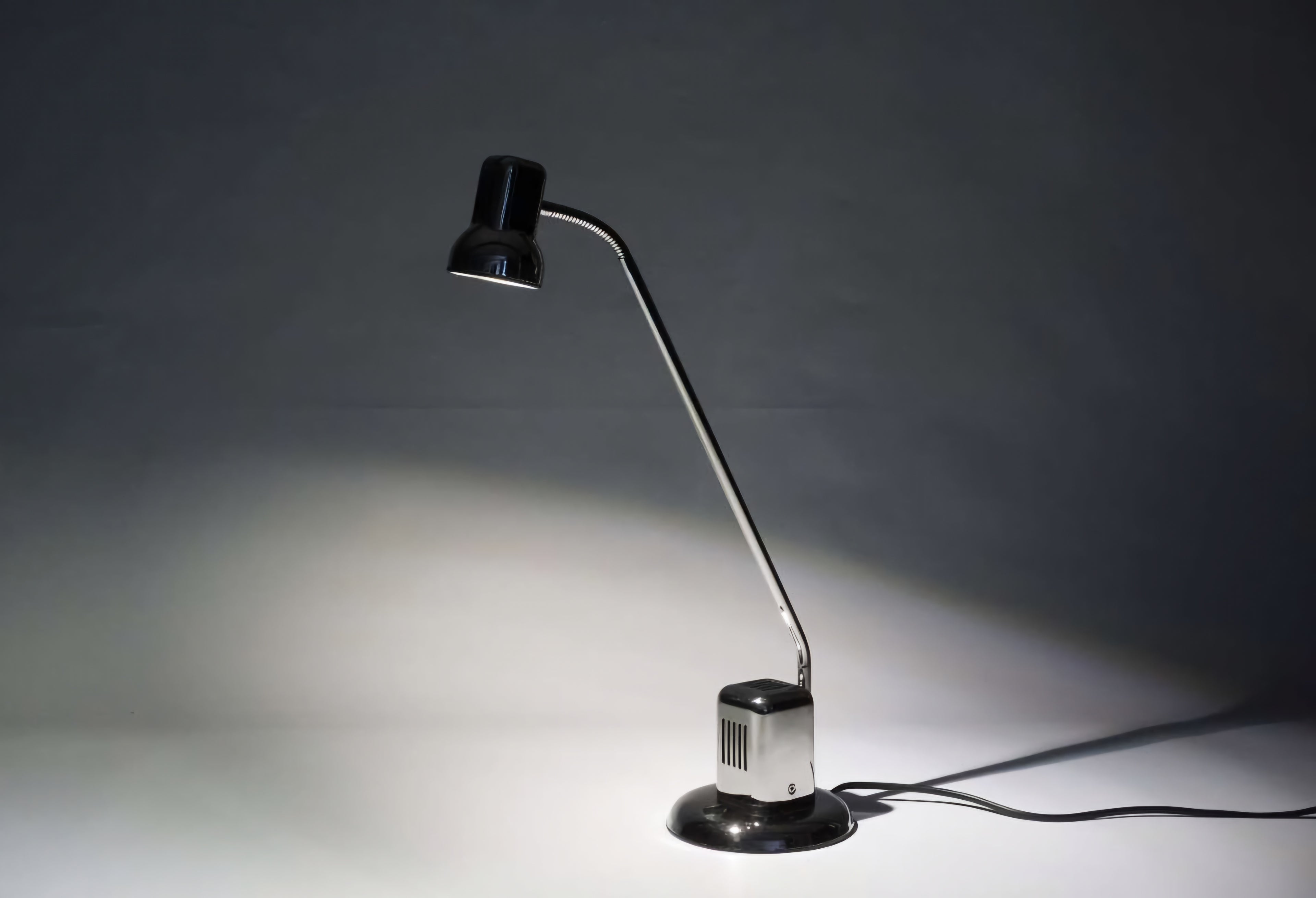 Vrieland Design Swan Neck Desk Lamp – Postmodern, 1980s